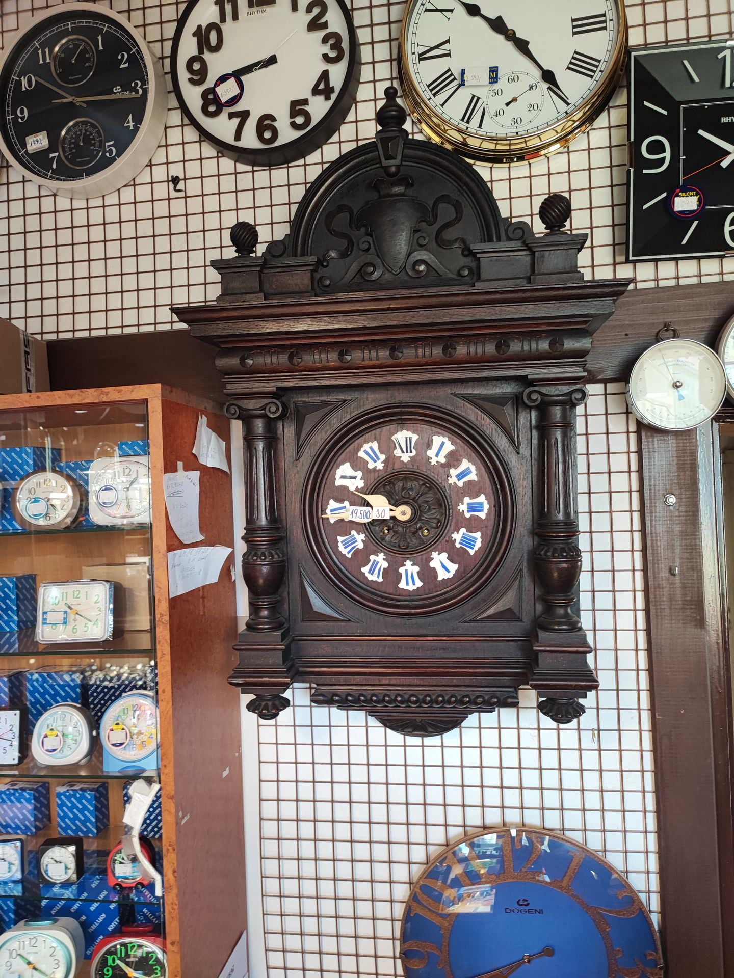 Starožitné hodiny a nábytek na prodej